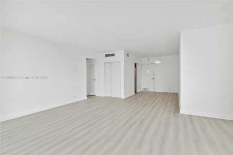 Condo in Miami Beach, Florida, 1 bedroom  № 1280798 - photo 14