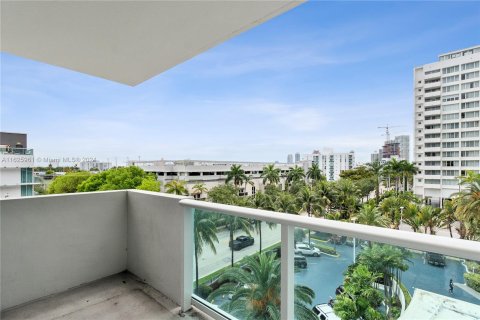 Condo in Miami Beach, Florida, 1 bedroom  № 1280798 - photo 1