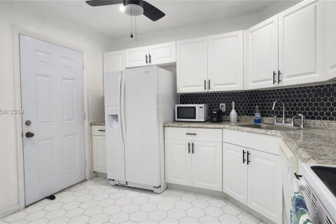 Condo in Lauderhill, Florida, 2 bedrooms  № 1242156 - photo 4