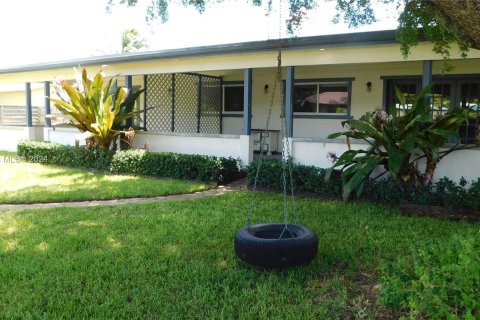 House in Cutler Bay, Florida 3 bedrooms, 154.78 sq.m. № 1291390 - photo 29