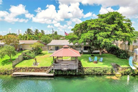 Villa ou maison à vendre à Cutler Bay, Floride: 3 chambres, 154.78 m2 № 1291390 - photo 1