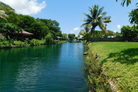 Villa ou maison à vendre à Cutler Bay, Floride: 3 chambres, 154.78 m2 № 1291390 - photo 11