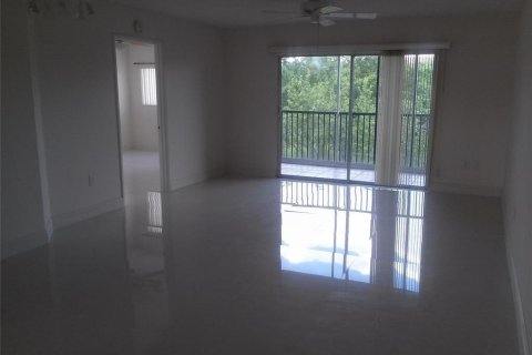 Condo in Pembroke Pines, Florida, 2 bedrooms  № 1068015 - photo 1