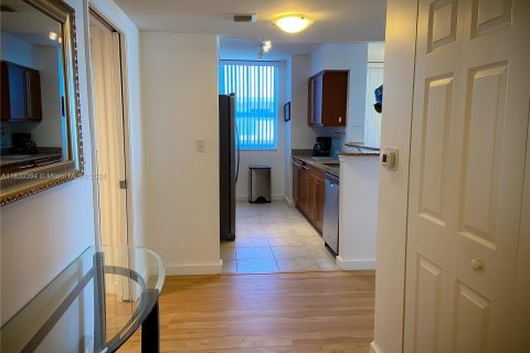 Condo in Hallandale Beach, Florida, 2 bedrooms  № 1291060 - photo 10