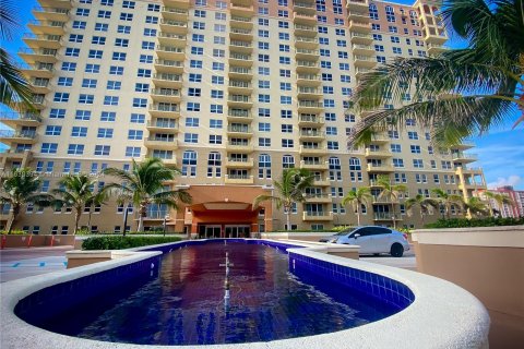 Condominio en venta en Hallandale Beach, Florida, 2 dormitorios, 113.34 m2 № 1291060 - foto 5