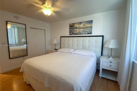 Condo in Hallandale Beach, Florida, 2 bedrooms  № 1291060 - photo 16