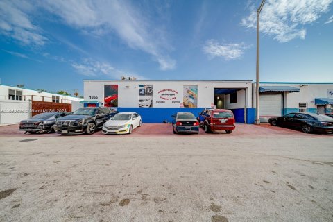 Propiedad comercial en venta en Hialeah, Florida № 1291059 - foto 14