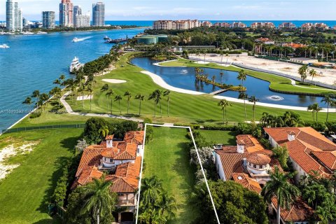 Terreno en venta en Fisher Island, Florida № 1241729 - foto 1