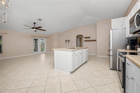 House in Cape Coral, Florida 3 bedrooms, 186.36 sq.m. № 1343981 - photo 7