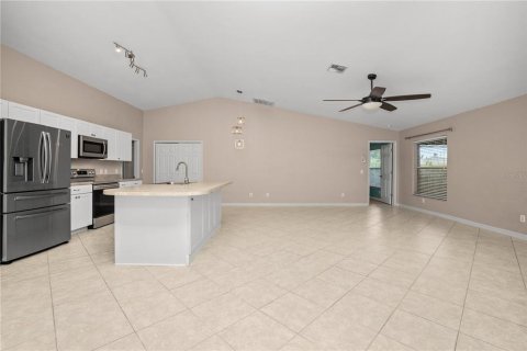 House in Cape Coral, Florida 3 bedrooms, 186.36 sq.m. № 1343981 - photo 12