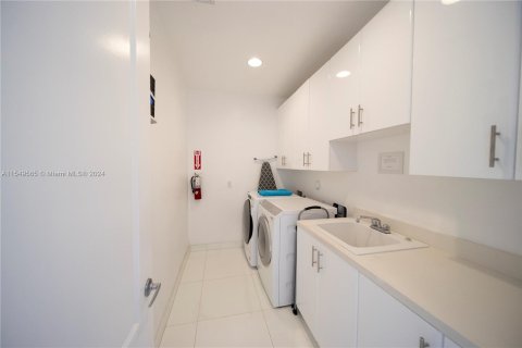 Townhouse in Hollywood, Florida 4 bedrooms, 299.89 sq.m. № 1064880 - photo 25
