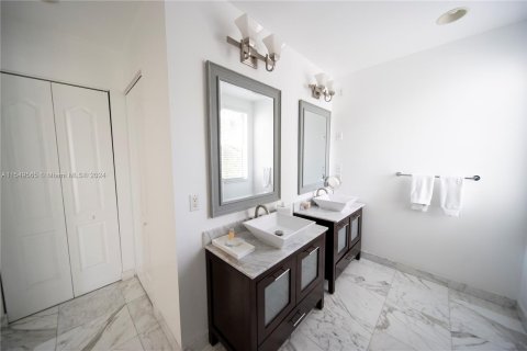 Townhouse in Hollywood, Florida 4 bedrooms, 299.89 sq.m. № 1064880 - photo 20
