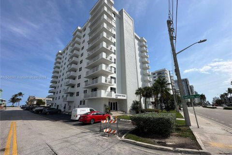 Condo in Hollywood, Florida, 2 bedrooms  № 1064882 - photo 8