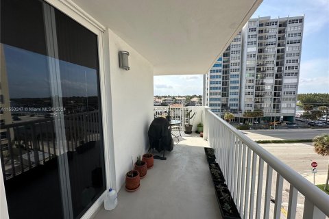 Condo in Hollywood, Florida, 2 bedrooms  № 1064882 - photo 14