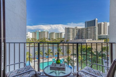 Condo in Hallandale Beach, Florida, 2 bedrooms  № 1402597 - photo 26