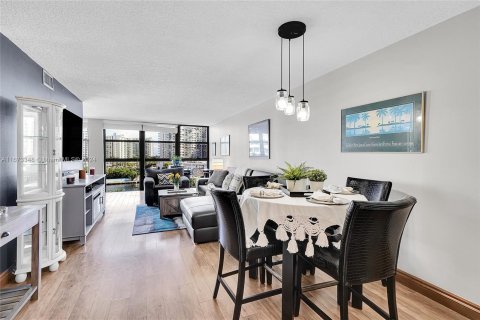 Copropriété à vendre à Hallandale Beach, Floride: 2 chambres, 99.87 m2 № 1402597 - photo 4