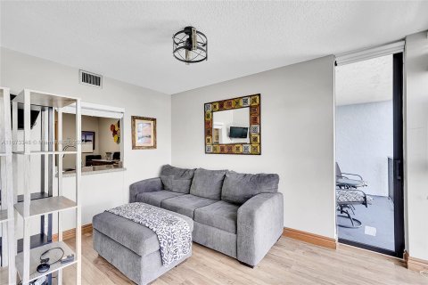 Copropriété à vendre à Hallandale Beach, Floride: 2 chambres, 99.87 m2 № 1402597 - photo 12