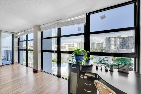 Copropriété à vendre à Hallandale Beach, Floride: 2 chambres, 99.87 m2 № 1402597 - photo 13