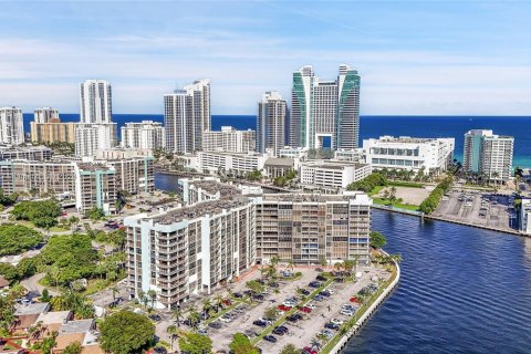 Copropriété à vendre à Hallandale Beach, Floride: 2 chambres, 99.87 m2 № 1402597 - photo 30