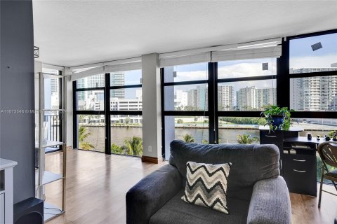 Condo in Hallandale Beach, Florida, 2 bedrooms  № 1402597 - photo 16