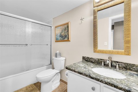 Condo in Hallandale Beach, Florida, 2 bedrooms  № 1402597 - photo 25