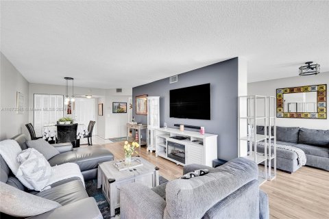 Copropriété à vendre à Hallandale Beach, Floride: 2 chambres, 99.87 m2 № 1402597 - photo 11