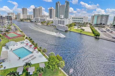 Copropriété à vendre à Hallandale Beach, Floride: 2 chambres, 99.87 m2 № 1402597 - photo 1