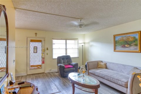 Condo in Pembroke Pines, Florida, 2 bedrooms  № 1402641 - photo 7