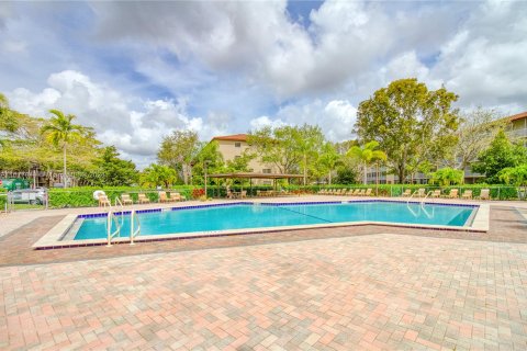 Condo in Pembroke Pines, Florida, 2 bedrooms  № 1402641 - photo 24