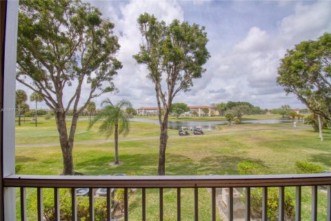 Condo in Pembroke Pines, Florida, 2 bedrooms  № 1402641 - photo 21