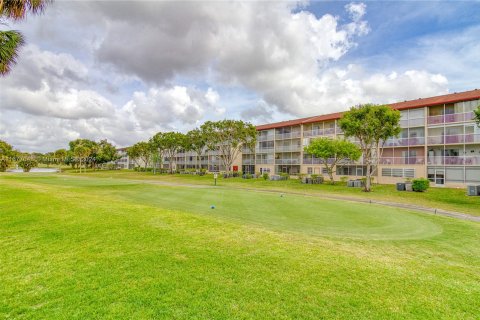 Condo in Pembroke Pines, Florida, 2 bedrooms  № 1402641 - photo 26