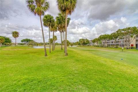 Condo in Pembroke Pines, Florida, 2 bedrooms  № 1402641 - photo 25