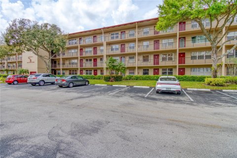 Condo in Pembroke Pines, Florida, 2 bedrooms  № 1402641 - photo 2