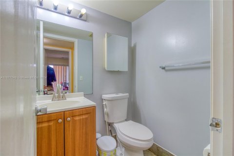 Condo in Pembroke Pines, Florida, 2 bedrooms  № 1402641 - photo 17