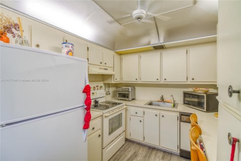 Condo in Pembroke Pines, Florida, 2 bedrooms  № 1402641 - photo 11