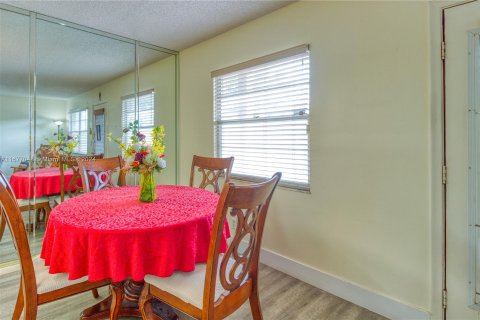 Condo in Pembroke Pines, Florida, 2 bedrooms  № 1402641 - photo 9