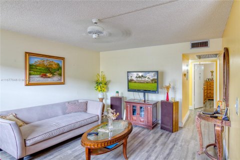 Condo in Pembroke Pines, Florida, 2 bedrooms  № 1402641 - photo 5