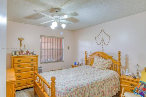 Condo in Pembroke Pines, Florida, 2 bedrooms  № 1402641 - photo 15