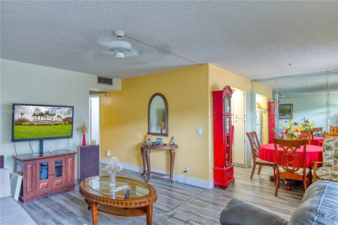 Condo in Pembroke Pines, Florida, 2 bedrooms  № 1402641 - photo 6