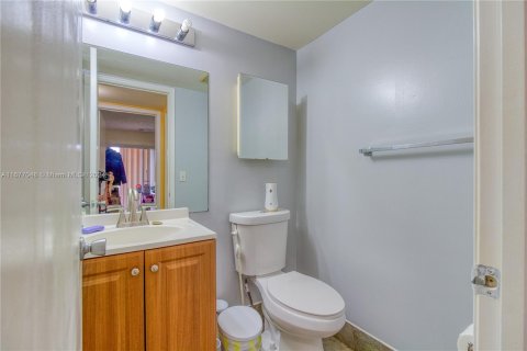 Condo in Pembroke Pines, Florida, 2 bedrooms  № 1402641 - photo 18