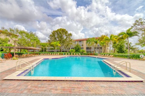 Condo in Pembroke Pines, Florida, 2 bedrooms  № 1402641 - photo 23