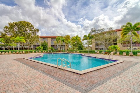 Condo in Pembroke Pines, Florida, 2 bedrooms  № 1402641 - photo 22