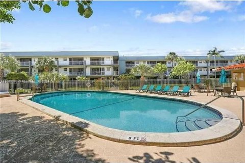 Condo in Hallandale Beach, Florida, 1 bedroom  № 1402643 - photo 13