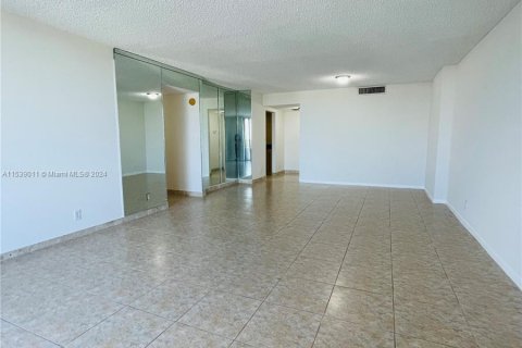 Condominio en alquiler en Hallandale Beach, Florida, 2 dormitorios, 118.91 m2 № 1030776 - foto 14