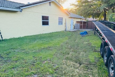 House in Coral Springs, Florida 3 bedrooms, 153.57 sq.m. № 1034034 - photo 24