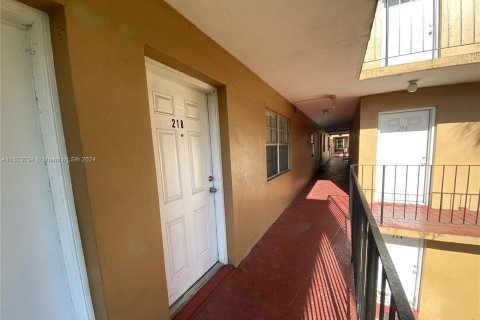 Condominio en venta en Hialeah, Florida, 1 dormitorio, 54.16 m2 № 1222040 - foto 10