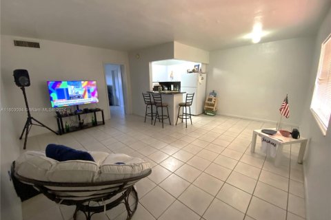 Condominio en venta en Hialeah, Florida, 1 dormitorio, 54.16 m2 № 1222040 - foto 2