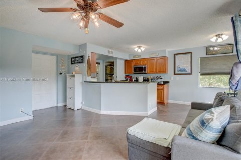 Condo in Sunrise, Florida, 1 bedroom  № 1319009 - photo 5