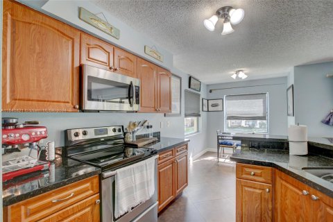 Condo in Sunrise, Florida, 1 bedroom  № 1319009 - photo 11