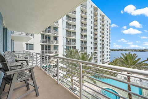 Condo in West Palm Beach, Florida, 3 bedrooms  № 1060143 - photo 4